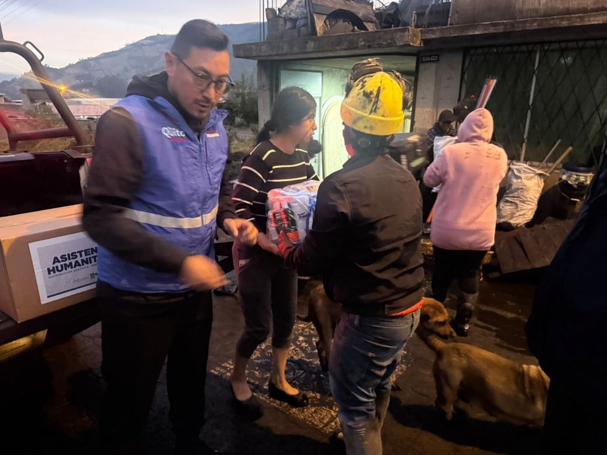 Helen70156983's tweet photo. @pabelml y @MunicipioQuito se activaron ante la emergencia del aguacero con @ObrasQuito mediante #Activados24siete y #QuitoSiResuelve para atender la ciudad https://t.co/oaKxOMGaxm