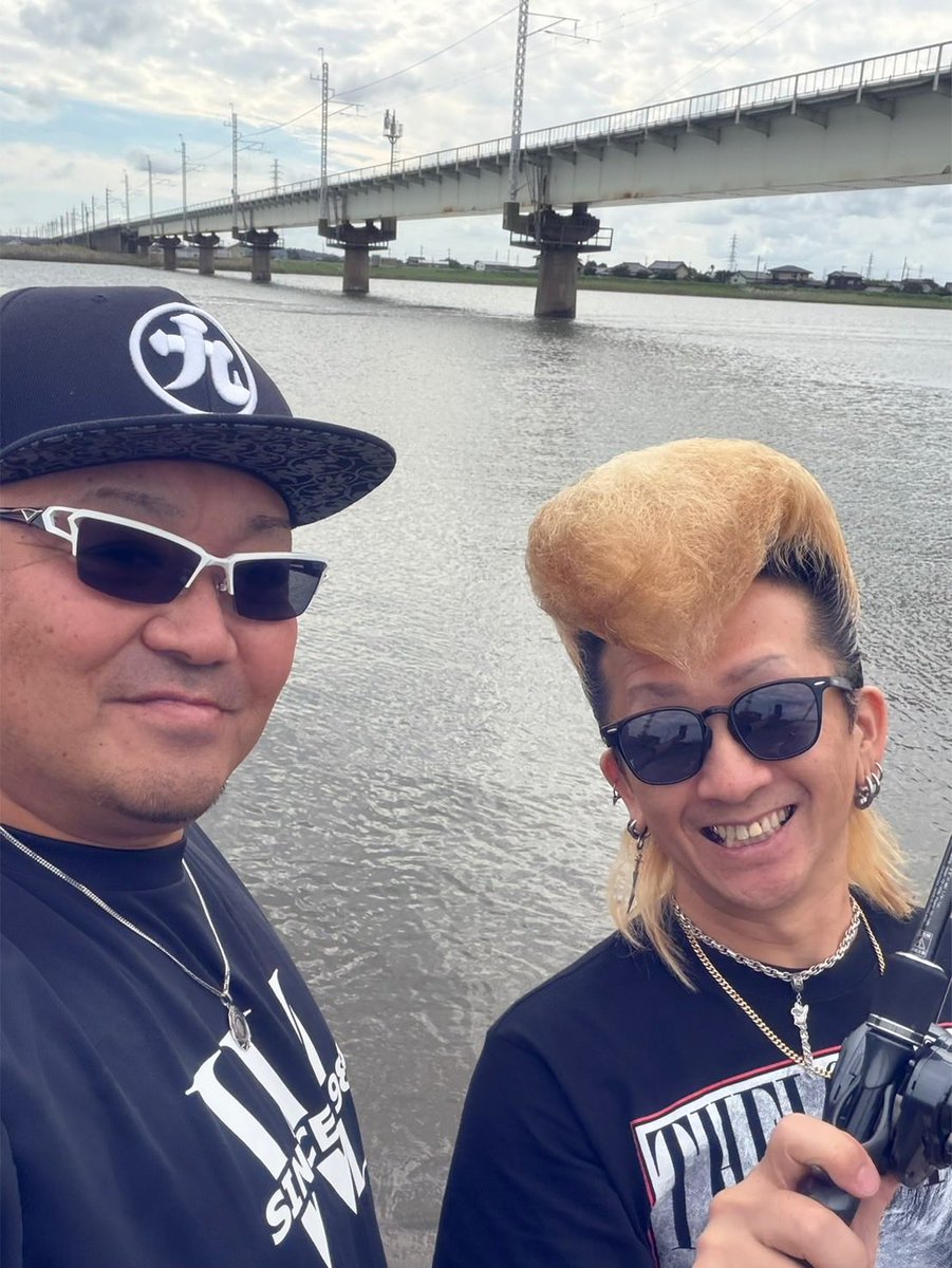 PLAYBOYTAKABOW's tweet photo. 🎣
2026.10.4(日)
ナマズ釣りに行きました😆
魚の反応良くなかったけどすーちゃんがめちゃでかいハクレンを釣りました🤣本命のナマズはZERO‼️
あんな場所で知り合いに会ったり、土手を歩いてる中学生のグループが、どうやって調べたのかわからないけどTikTok配信に入って来てくれたり😆楽しかった！ https://t.co/zLwIYydScu
