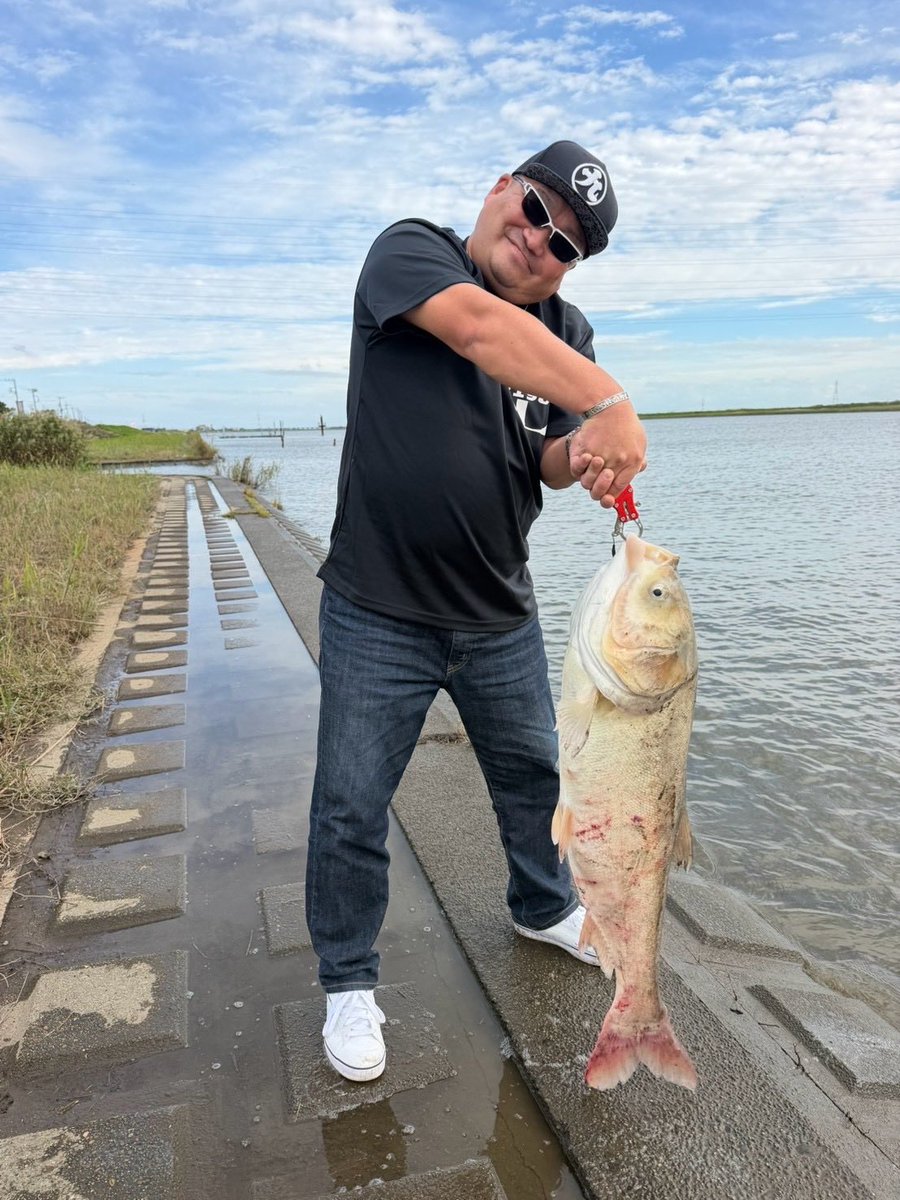 PLAYBOYTAKABOW's tweet photo. 🎣
2026.10.4(日)
ナマズ釣りに行きました😆
魚の反応良くなかったけどすーちゃんがめちゃでかいハクレンを釣りました🤣本命のナマズはZERO‼️
あんな場所で知り合いに会ったり、土手を歩いてる中学生のグループが、どうやって調べたのかわからないけどTikTok配信に入って来てくれたり😆楽しかった！ https://t.co/zLwIYydScu