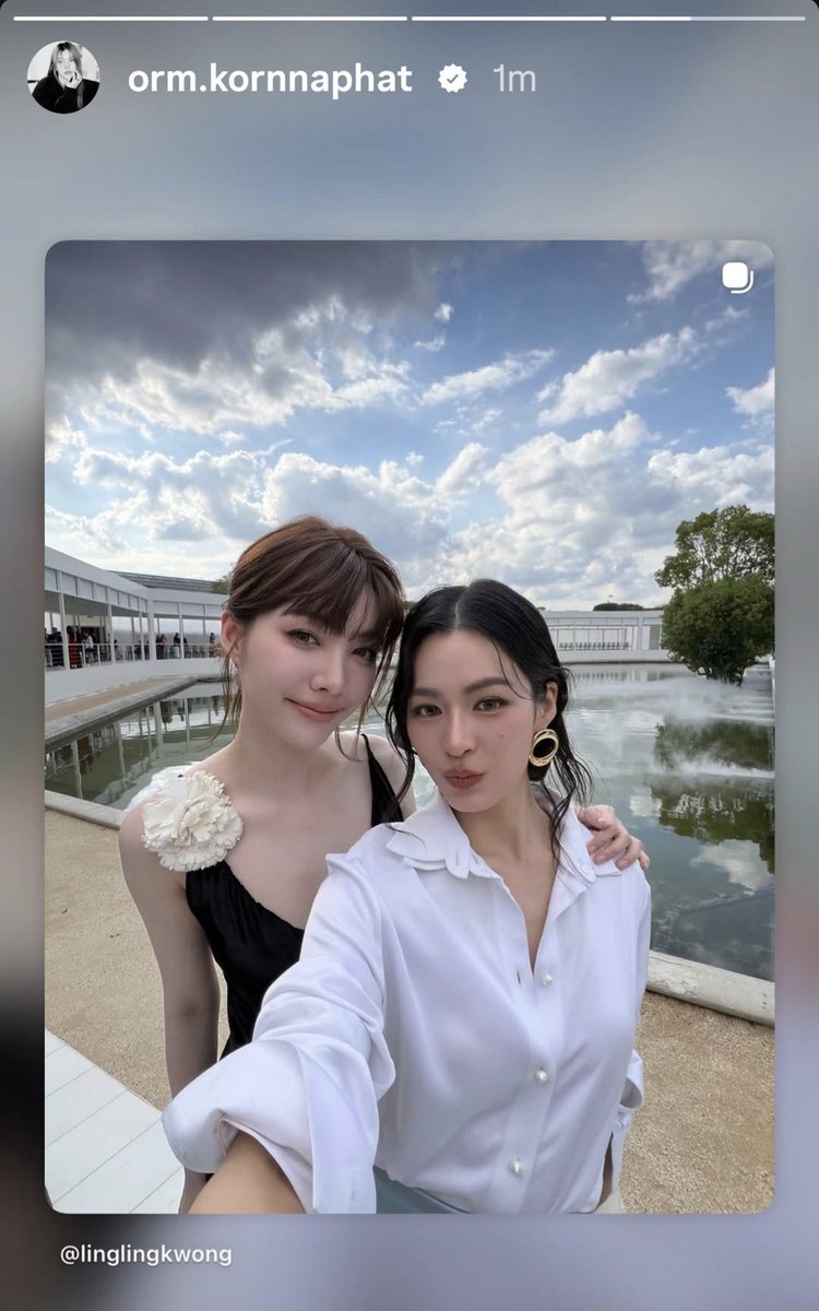Sttae742's tweet photo. So happy to see Orm Kornnaphat and Lingling Kwong together 🥰 for Dior at PFW. Stunning pair DiorSummer27

LINGORM DIOR SUMMER27 
#LingOrmDiorSummer27 
#LinglingKwong #OrmKornnaphat 
#LingOrm #Dior #DiorSummer27 #PFW https://t.co/NJKtXUhC4z