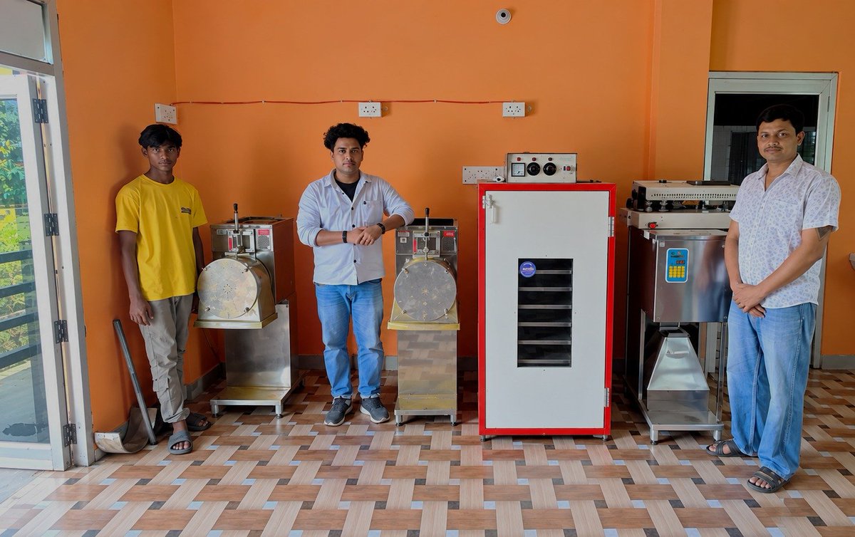 AgriGoI's tweet photo. Local Processing, Greater Value for Spices!🌶️🏭 

Chaukhutiya Krishak Vikas Producer Co Ltd #FPO from #Almora #PMDhanDhaanyaKrishiYojana district  #Uttarakhand, with 924 farmer members, sets up 3 HP single-phase pulveriser, capacity 45 kg/hour for chilli & coriander processing.

Adding value locally, building  processing infrastructure & stronger market for spice farmers.

📞 Contact: Manish Singh 9761242963

Click to buy product directly from FPO
https://t.co/q4UjoxEMgf
https://t.co/HhDwYLqxb4

#DDKY #SpiceProcessing #Chilli #Coriander #ValueAddition #AgriGoI