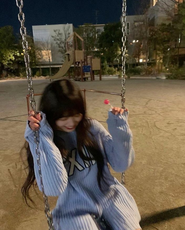 Timidakafil's tweet photo. 月曜日。日が短くなって、帰り道が暗くなってきました。夜が長くなると、考え事も長くなる。秋の夜長を不安で埋めるか、情報で埋めるかは選べます。 https://t.co/U6YtVbBhpI