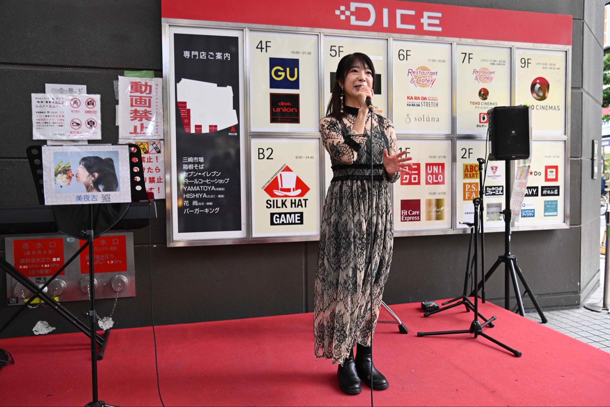 ogatyan_camera's tweet photo. ＃2026.9.4
#銀座街バスカー
＃美夜古さん
私の初、川崎銀座バスカーのライブ。
お昼から日が暮れるまで、総勢10人（正確には2人組がいらっしゃったので11人）のロングライブ。
大勢のギャラリーが立ち止まって見ていた。
美夜古さんもいつにも増して元気に歌っていた。 https://t.co/ouxjB9BNNI