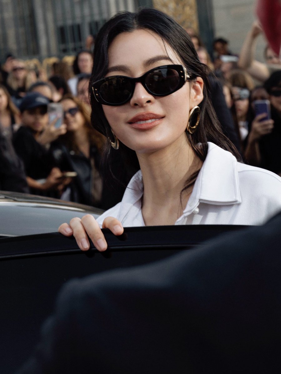 callme_Siri_F's tweet photo. พี่ชอบคนใส่แว่นใส...แต่หนูชอบพี่ตอนใส่แว่น dior ค่ะ 😘🤍
Lingling Kwong with Dior owns every frame.

LINGORM DIOR SUMMER27
#LinglingKwong @linglingsirilak
#Dior @Dior #DiorSummer27 
#LingOrmDiorSummer27 https://t.co/r8j8dvd3oA