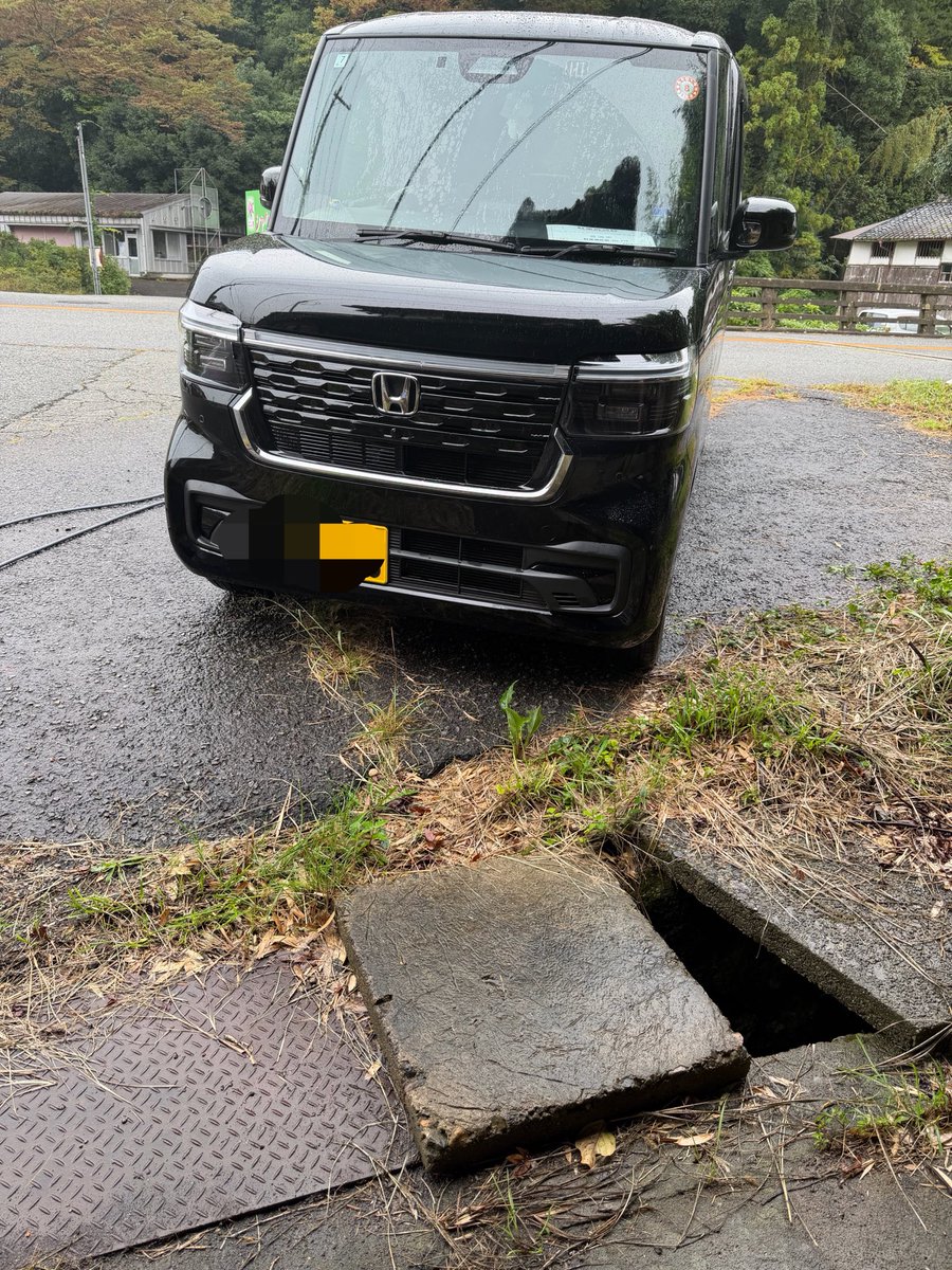 kazuhirofl5's tweet photo. 洗車完了。父の車ではタバコ吸わないを誓った、、、こんな車処分してs660にして欲しい😅ターボで走るかも知れないが楽しくない。 https://t.co/nB97FCojs7