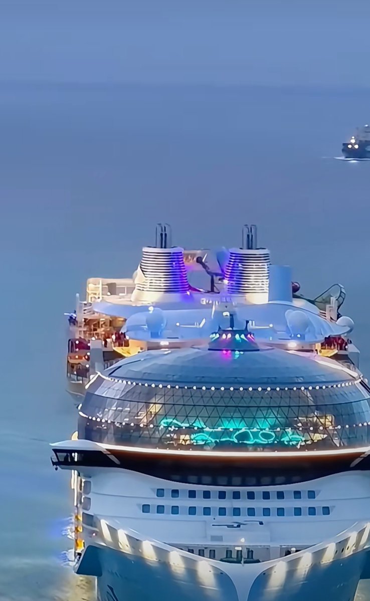 BirchSeekeinct's tweet photo. [In the bustling port, the sleek ship sails across the blue ocean with an air of ancient elegance that makes people feel at home] https://t.co/cAjZoW8mWB