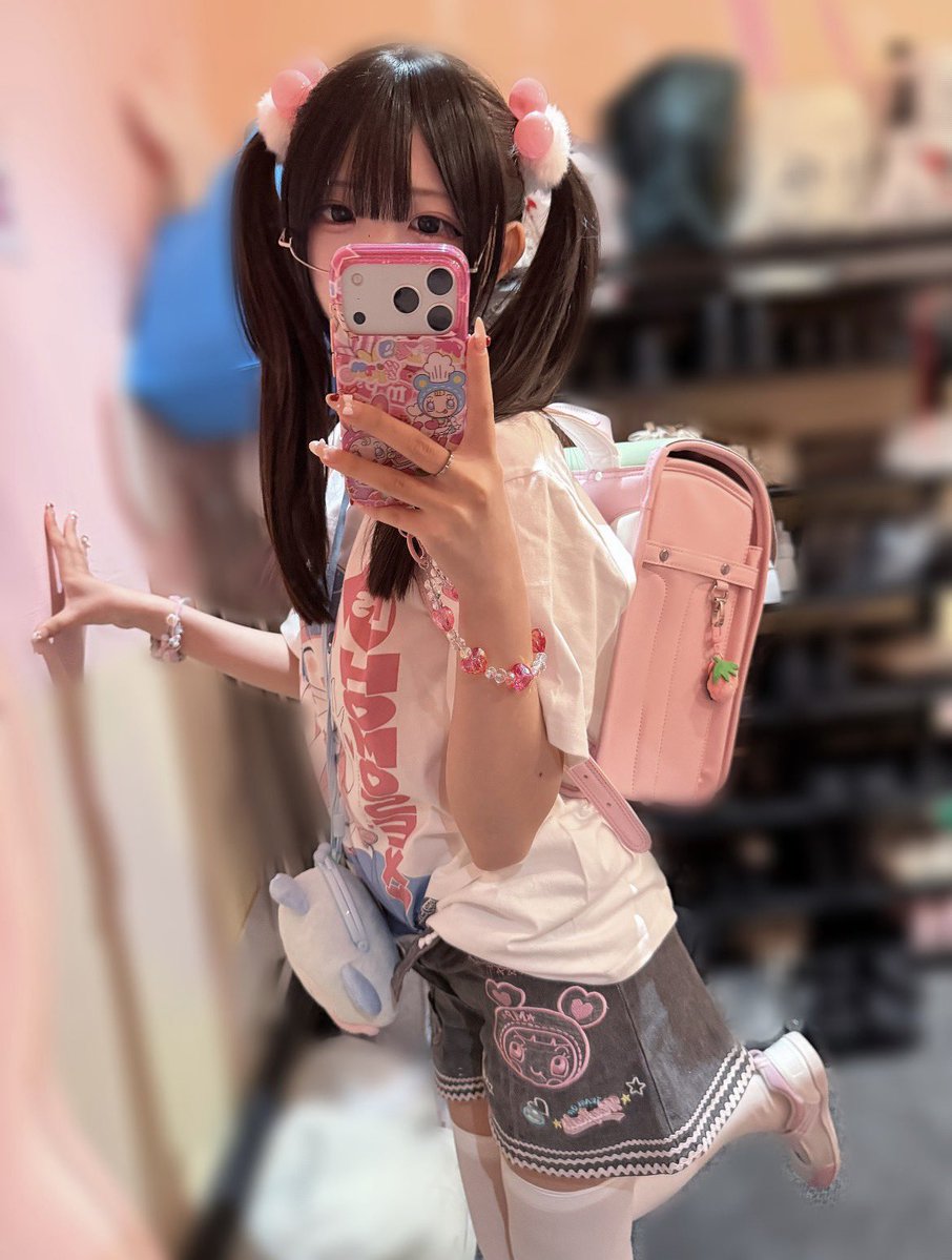 melanie10se1's tweet photo. 刚刚睡醒，继续发！！！

有狗狗要来锐评我16的🫣                                                               

放假很兴奋得来X发福了                    

流言22我真发🤭 https://t.co/h06hVCtfML