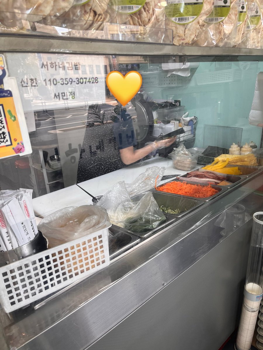 applefyr's tweet photo. ちいかわの整理券もらった後は歩いて野菜たっぷりキンパ買いに行った🚶‍♀️その場で手作り✨
野菜不足だったから嬉しい😸
テイクアウト限定だから駅に戻ってベンチで食べた🥡
お店の人たちが可愛らしかった💛 https://t.co/2MQBkvWm8L