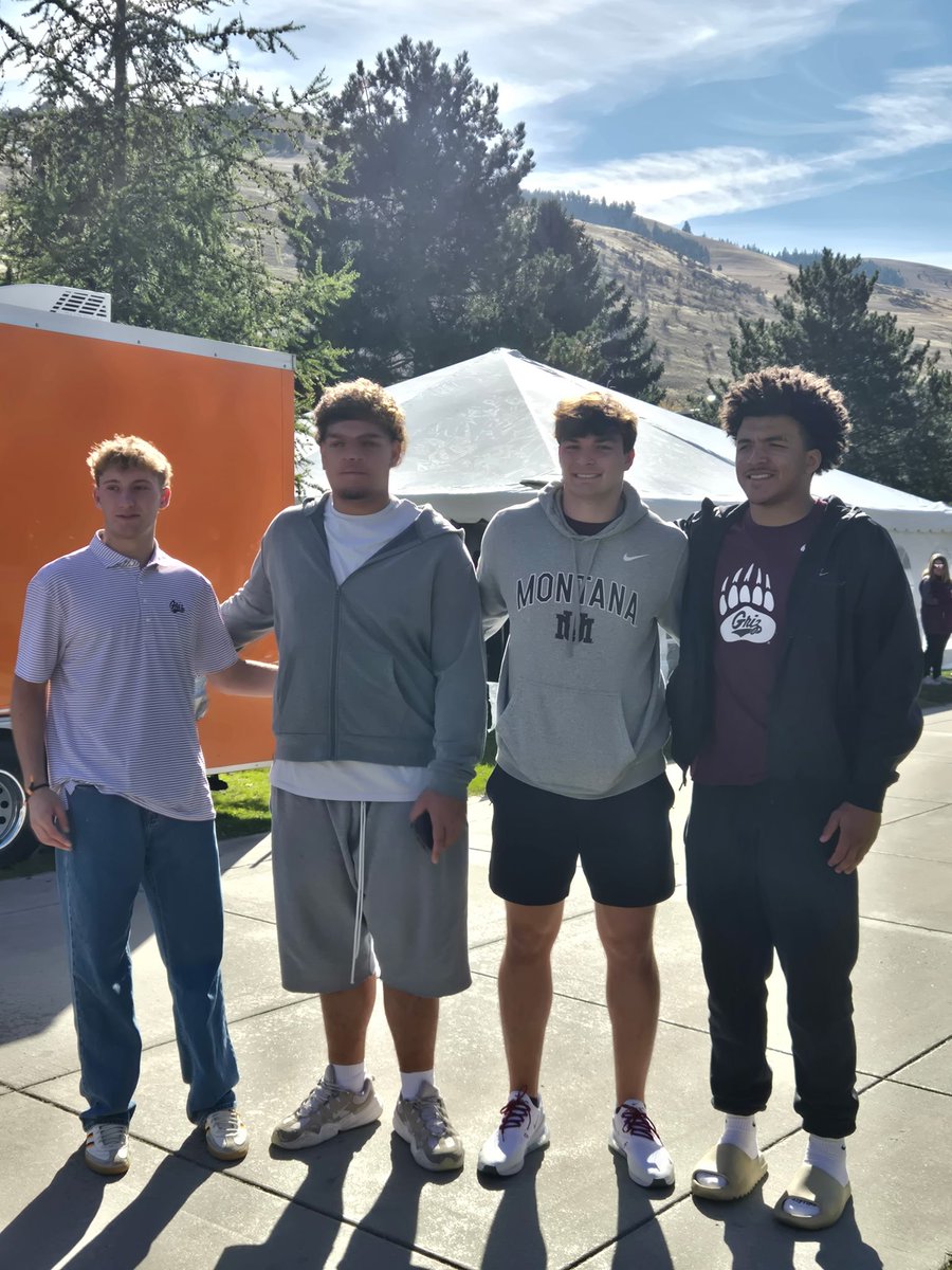 JasonArmbr6295's tweet photo. Had a great time this weekend with my guys!!! Thank you @Coachbk_griz, @JaylenJohnson92, @Coach_ESanders,  @KeatonJ_3 for having me out, that homecoming atmosphere is something else! 

#TheFamilyYouChoose https://t.co/ZTnqFnsxmW