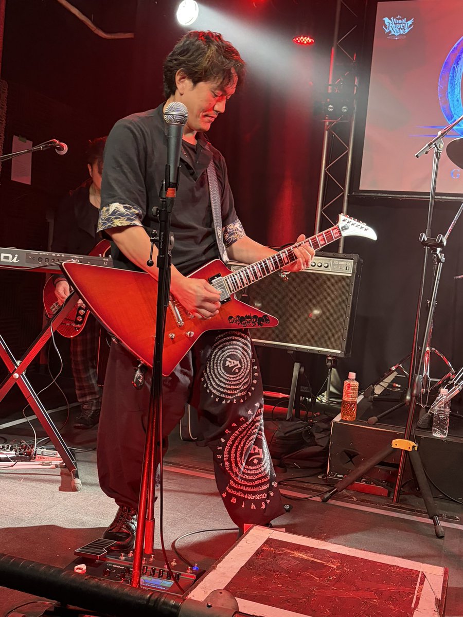 ungeigei's tweet photo. #VisualRavenNight
#VRN
#G6
#GLAY
初期GLAYならばかなりわかる✨
ということで懐かしいーって思いながら観てましたー。
RAIN、この身をまかせてもを、高いところで歌ってて👍と思いました(ご本家も低く歌う時あったから…)
🎹2つ?斬新ですねー!
千のナイフも熱い!
次回はGONE〜演るかな?笑 https://t.co/FDF77vSzcS
