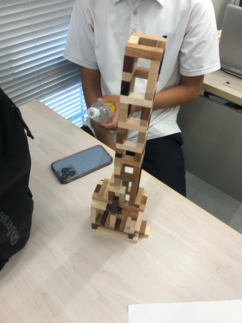 sctamacenter's tweet photo. 生徒が作った「箱根細工」です。なかなか見事な出来ですね！
本人いわく、パルテノン神殿を作ろうとしたとのこと。チャレンジングな姿勢に、敬意を表したいと思います(^^;) https://t.co/MAxiFvPKsS