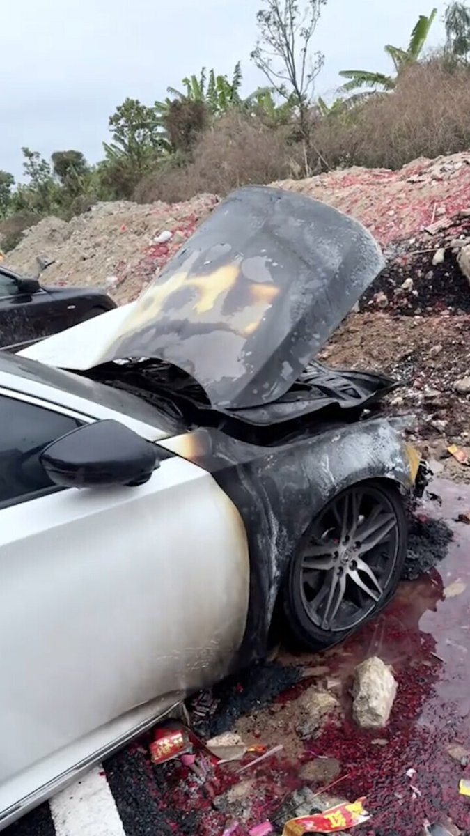 ColeSimpsordxu's tweet photo. A car is being killed with a soldering iron. https://t.co/eB1nJF9iyc