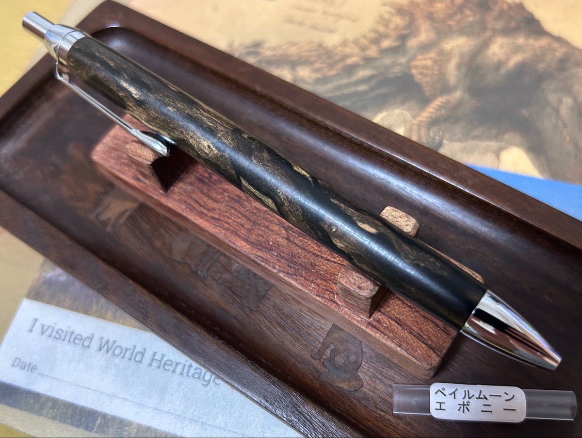 crossKhedgehog's tweet photo. 工房もずさん購入品その5
ペイルムーンエボニー

自分の写真の下手さを痛感するぐらいには綺麗です✨
黒柿孔雀杢とかはあまり惹かれないのですが、このペンの模様は奥行きがあり面白く感じますね。
お話を聞いて、ムーンエボニーとペイルムーンエボニーが別物だとはじめて知りました🫢 https://t.co/Pacsng7vSQ