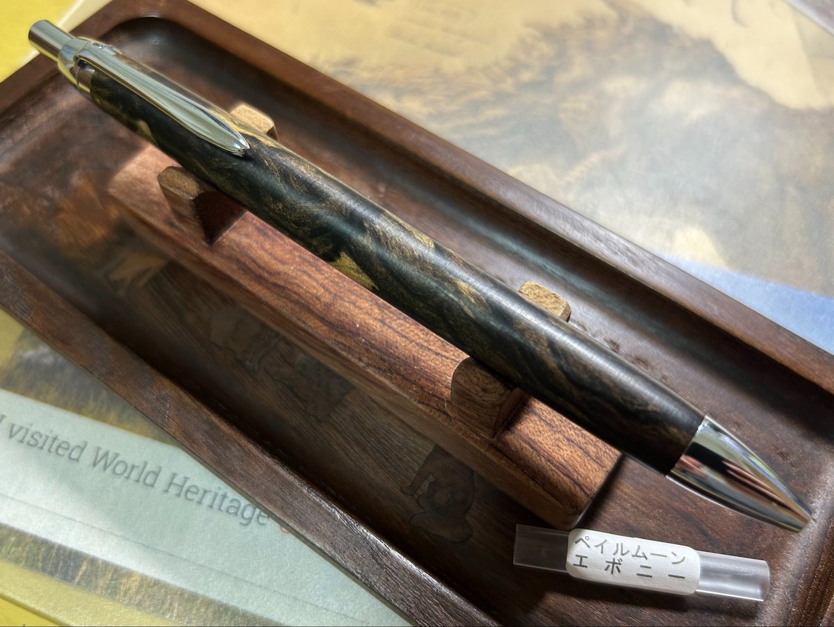 crossKhedgehog's tweet photo. 工房もずさん購入品その5
ペイルムーンエボニー

自分の写真の下手さを痛感するぐらいには綺麗です✨
黒柿孔雀杢とかはあまり惹かれないのですが、このペンの模様は奥行きがあり面白く感じますね。
お話を聞いて、ムーンエボニーとペイルムーンエボニーが別物だとはじめて知りました🫢 https://t.co/Pacsng7vSQ