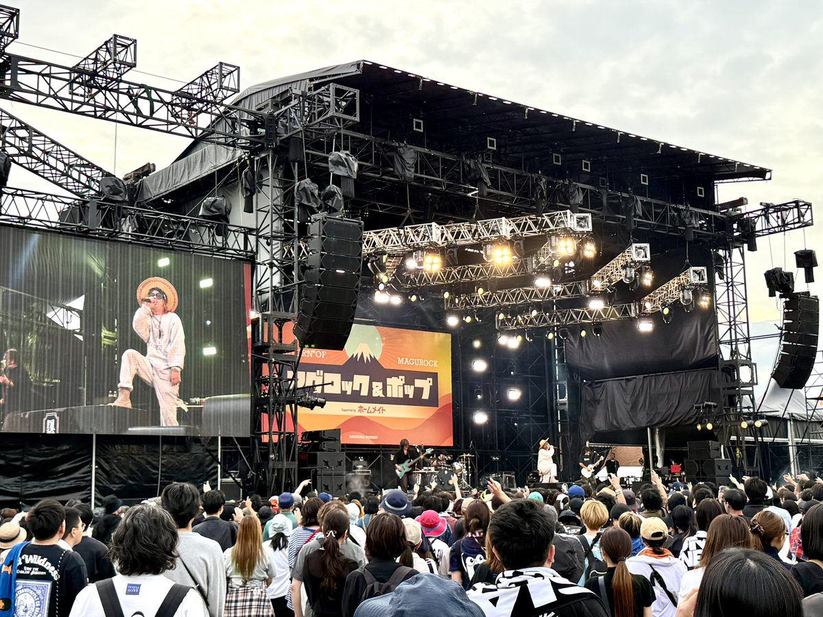 tanaka_shizuoka's tweet photo. 【マグロック復活‼️】
7年ぶりに、清水に音楽フェス「マグロック」が帰ってきました！
「57歳最後のライブだ〜！」と叫ぶ黒夢の清春さん。
「静岡から音楽を創っていこう！」と呼びかけ、藤枝に滞在型音楽制作スタジオ「MUSIC inn Fujieda」を立ち上げたASIAN KUNG-FU GENERATIONの後藤正文さん。
そしてゴッチから、「富士宮出身〜！」と紹介された、我らが同級生、山田貴洋！
ステージに立ち続け、世代を超えて会場を熱狂させる姿は、やっぱりカッコいい。私も大いに元気をもらいました。

そして、こうしたフェスは出演者だけでは成り立ちません。
今回、協賛という形でマグロックを支えてくれたnattoku住宅の久保社長。「静岡の若者が、もっともっと活躍できる環境をつくりたい」と、地域の若い力をずっと応援し続けています。

音楽をつくる人がいて、支える人がいて、楽しむ人がいる。こうした挑戦が地元から次々と生まれ、若い世代が静岡で夢を描き、活躍できる。
7年ぶりに帰ってきたマグロック。ぜひこれからも、清水・静岡を熱くするフェスとして続いてほしいと思います！

#マグロック
#清春　
#アジカン