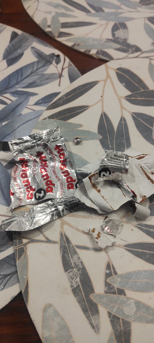 roquepaluci's tweet photo. Hola señores de arcor, podrían ustedes modificar el envoltorio de bocadito Holanda? Aflojen a la presión del papel, es imposible abrirlo, siempre queda papel pegado a la golosinas, abrirlo es un desafío chino. 
Póngale voluntad!!!!
@arcor https://t.co/J0THIXr9Ku