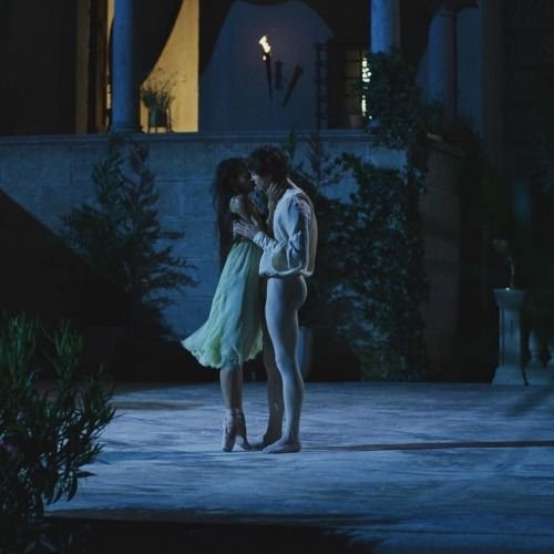 preciousadagio's tweet photo. @awariasz eu recomendo tb "romeo and juliet beyond words" de 2019 do royal ballet!! é um filme de ballet, mas me lembra o filme de 68 em algumas coisas e no cenário de verona! vale a pena assistir mesmo sendo um filme sem falas e tendo apenas música (de prokofiev aliás) https://t.co/DgGByDSEdm