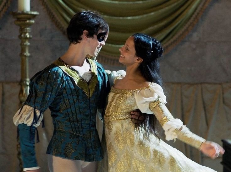 preciousadagio's tweet photo. @awariasz eu recomendo tb "romeo and juliet beyond words" de 2019 do royal ballet!! é um filme de ballet, mas me lembra o filme de 68 em algumas coisas e no cenário de verona! vale a pena assistir mesmo sendo um filme sem falas e tendo apenas música (de prokofiev aliás) https://t.co/DgGByDSEdm