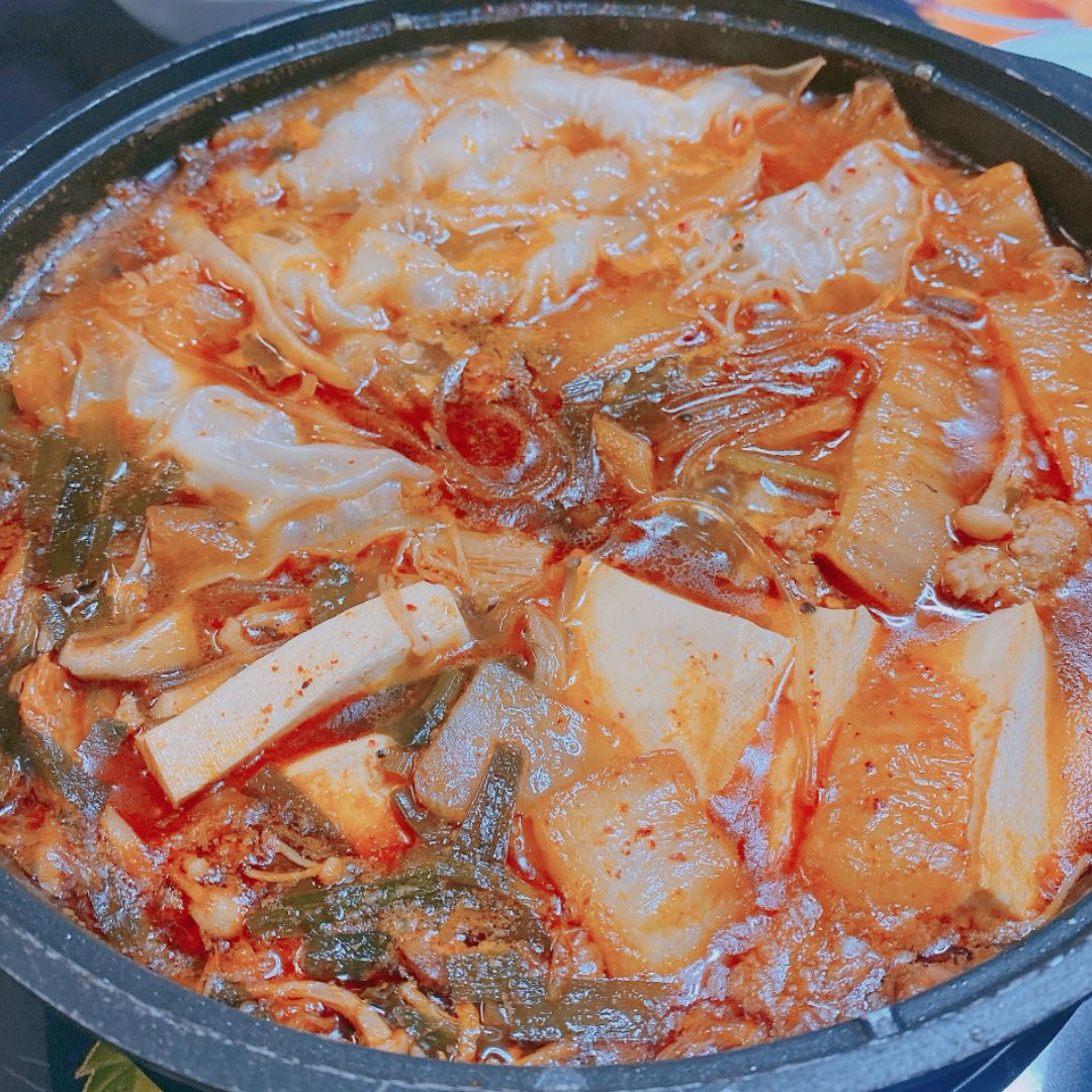 colorfulstaff's tweet photo. 寒くなってきましたね〜秋だ🍂
先日は今年初の鍋パーティーをば🍲
冷凍しておいたワンタンも入れて
激辛キムチ鍋であったまりました♡
鍋最高…ﾑﾌﾌ
今週もよろしくお願いします！
#カラフル な一日を🌈
#COLORful https://t.co/bucp0LmSJI