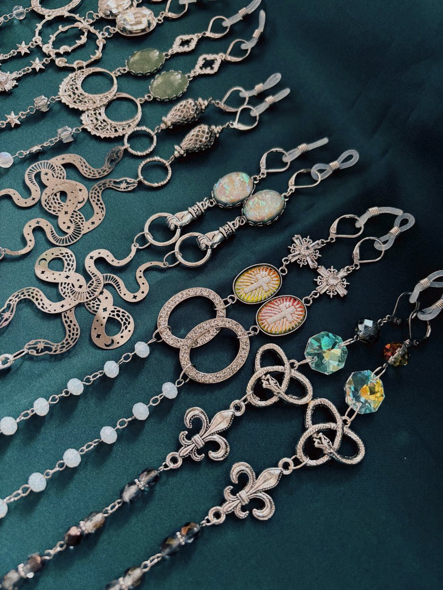 kirasupi's tweet photo. 🌹#デザフェス64 出店のお知らせ🌹
※リポスト嬉しいです

なんと今回はP255～258の4ブースで
gusukuさんとお隣で出店いたします！

✦出展日：11/14、15両日出店
✦ブース：南館4階 P257、258（gusuku/255、256）
✦出展名：select LEMON

個性的でありながらも普段使いできる美しく大ぶりなアクセサリーを多数お持ちします♪
今回は、ユニセックスに使用できるメガネチェーン、襟チャーム、タイピン等もご用意予定です。