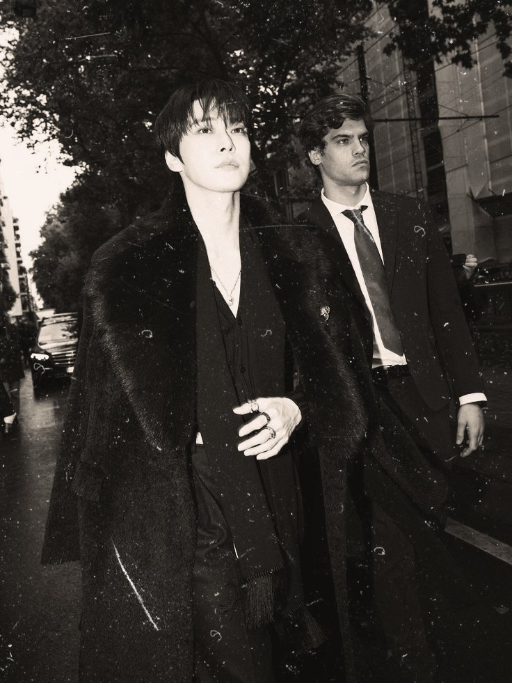 blissfulhim's tweet photo. It's getting colder here in London due to autumn. You (I) are no longer able to walk around freely on the street without a coat wrapping me dearly. https://t.co/lh25RG5wPv