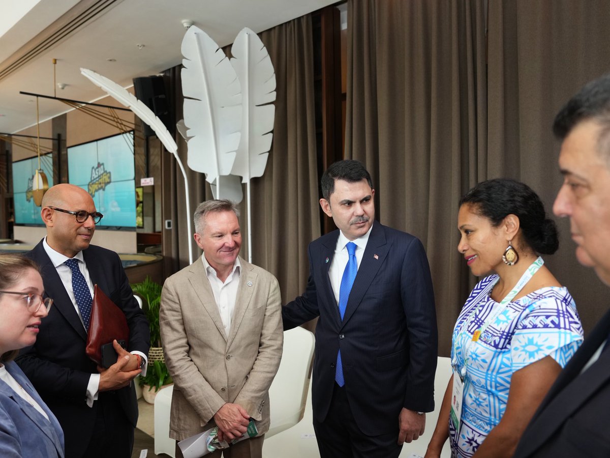murat_kurum's tweet photo. 📍 Fiji'deyiz.

COP31 öncesinde düzenlenen Pre-COP Zirvesi kapsamında Pasifik bölge ülkelerinin temsilcileriyle bir araya geldik.

Zirvede, COP31 Eylem Gündemi'ni detaylarıyla paylaştık. "Elektrifikasyon, Sıfır Atık ve Yeşil Sanayileşme" başlıklarının önemini bir kez daha anlattık.

COP31 Başkanlığı olarak tüm paydaşlarımızla ortak hedeflerimizi somut uygulamalara dönüştürmeyi amaçlıyoruz.