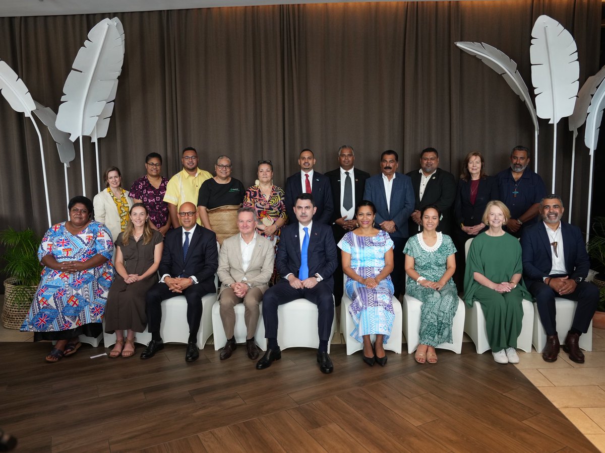 murat_kurum's tweet photo. 📍 Fiji'deyiz.

COP31 öncesinde düzenlenen Pre-COP Zirvesi kapsamında Pasifik bölge ülkelerinin temsilcileriyle bir araya geldik.

Zirvede, COP31 Eylem Gündemi'ni detaylarıyla paylaştık. "Elektrifikasyon, Sıfır Atık ve Yeşil Sanayileşme" başlıklarının önemini bir kez daha anlattık.

COP31 Başkanlığı olarak tüm paydaşlarımızla ortak hedeflerimizi somut uygulamalara dönüştürmeyi amaçlıyoruz.
