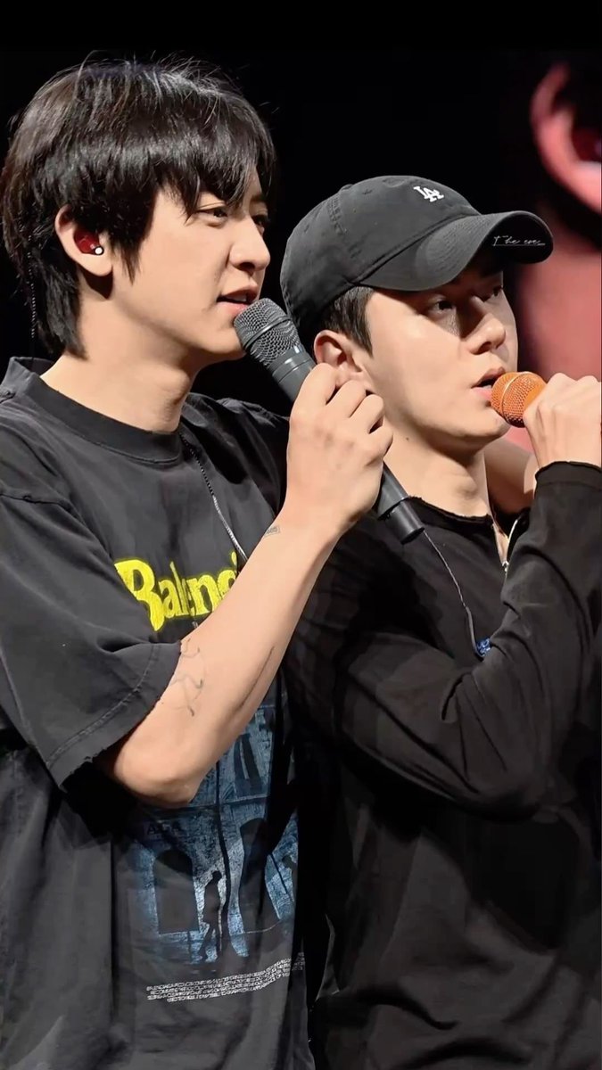 flatlinedear's tweet photo. Love it when they look like theyre superglued together https://t.co/WPDvRRT86O