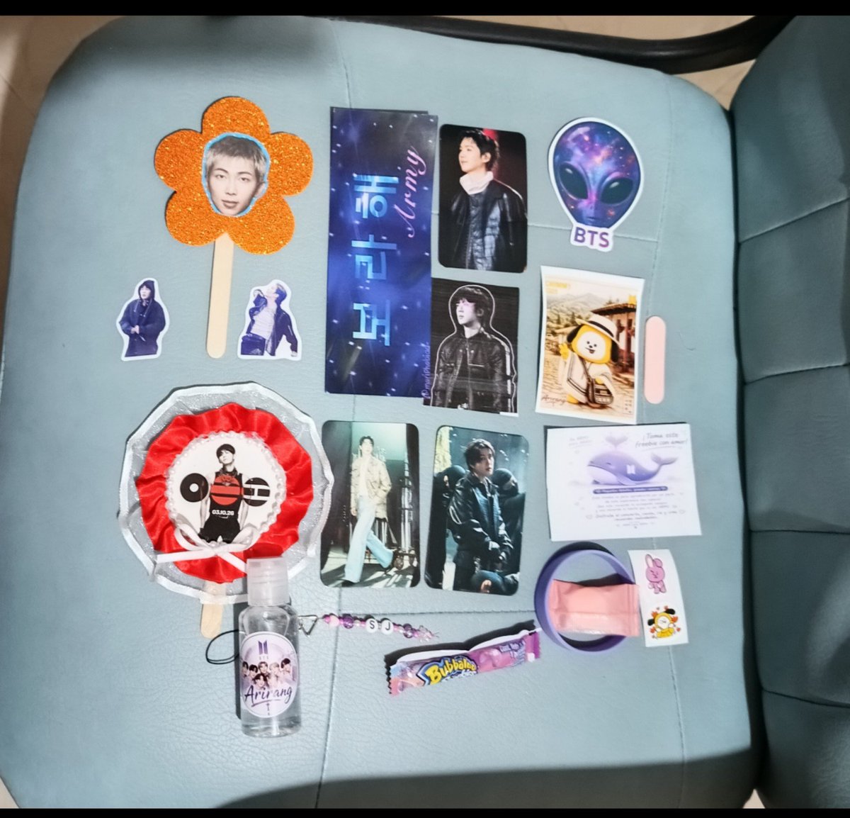 KilljoyDada's tweet photo. Muy agradecida por la generosidad de ARMY Colombia y LATAM 🥺✨🪻💫 

Espero que también les hayan gustado mis freebies, que al final no fueron muchos pero fueron trabajo honesto. 

Fue una noche para recordar por el concierto y el talento de BTS, pero también por el público 🫰🏼 https://t.co/a0aQUwc67O