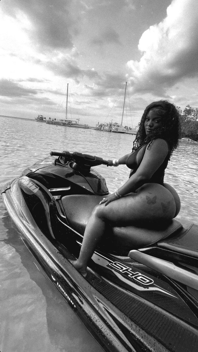 thickneeks tweet picture