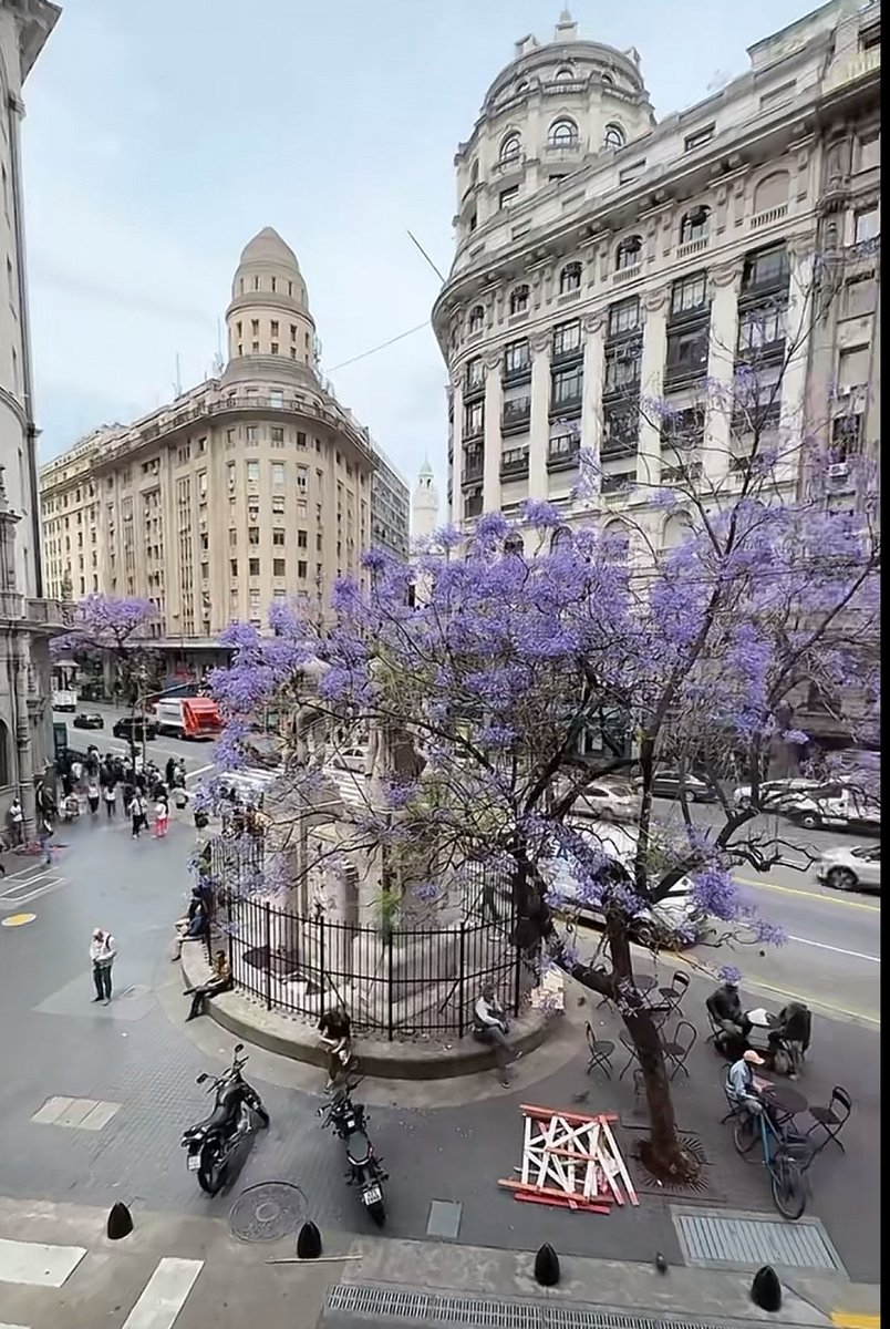 Lauriooh's tweet photo. La ciudad más linda del mundo ya se ve borahae porque se vienen los bitis!!! 
💜💜💜💜💜💜💜 https://t.co/FnmLyPr5Yk