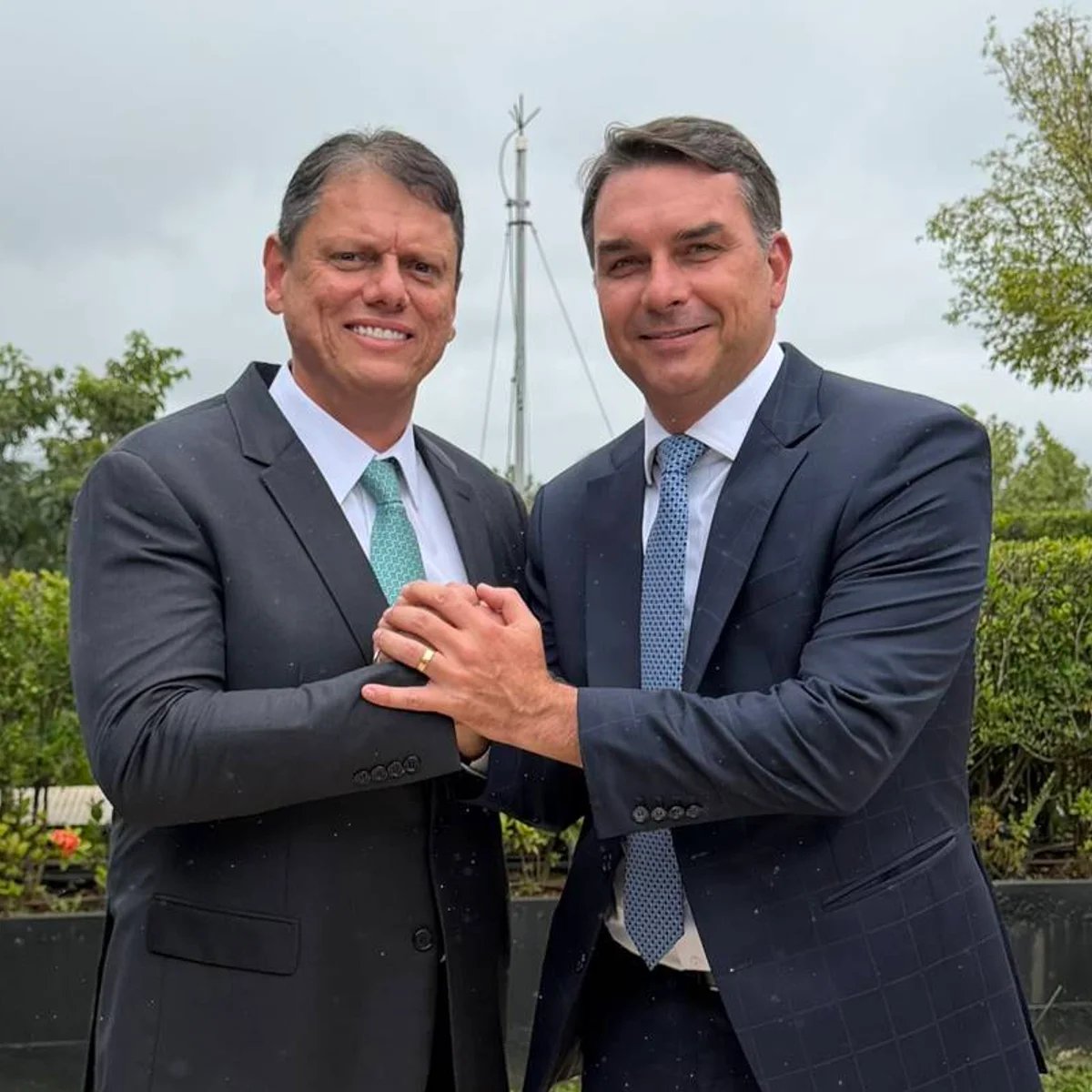 PrimeiroFront's tweet photo. 🔴ÚLTIMA HORA: Tarcísio diz que vai se reunir com Flávio Bolsonaro para traçar estratégia para o 2º turno.

“Flávio me ligou e me parabenizou pela minha reeleição. a partir de amanhã, serei seu soldado. Vamos derrotar o PT”, disse Tarcísio. https://t.co/UF44kYiXvT