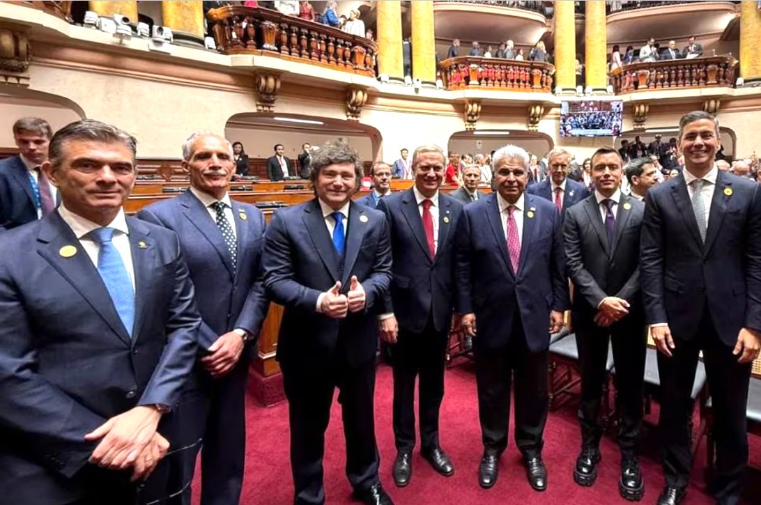 Titanfdc's tweet photo. Dos décadas después, América del Sur está en camino a su reconstrucción. Todo empezó en 2023 con la victoria de Milei. Hoy es el líder regional. Candidato al que apoya, candidato que gana.

América es el futuro. Argentina es el futuro. https://t.co/sW5XAFO9Pv