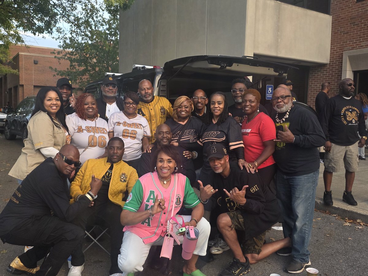 ronthemotivator's tweet photo. Another great Homecoming at APSU is in the books. The vibe was on a high frequency!!! #mypeaple #iceicebaby #homecoming #tailgate #itsavibe https://t.co/kdFiaxM3gV