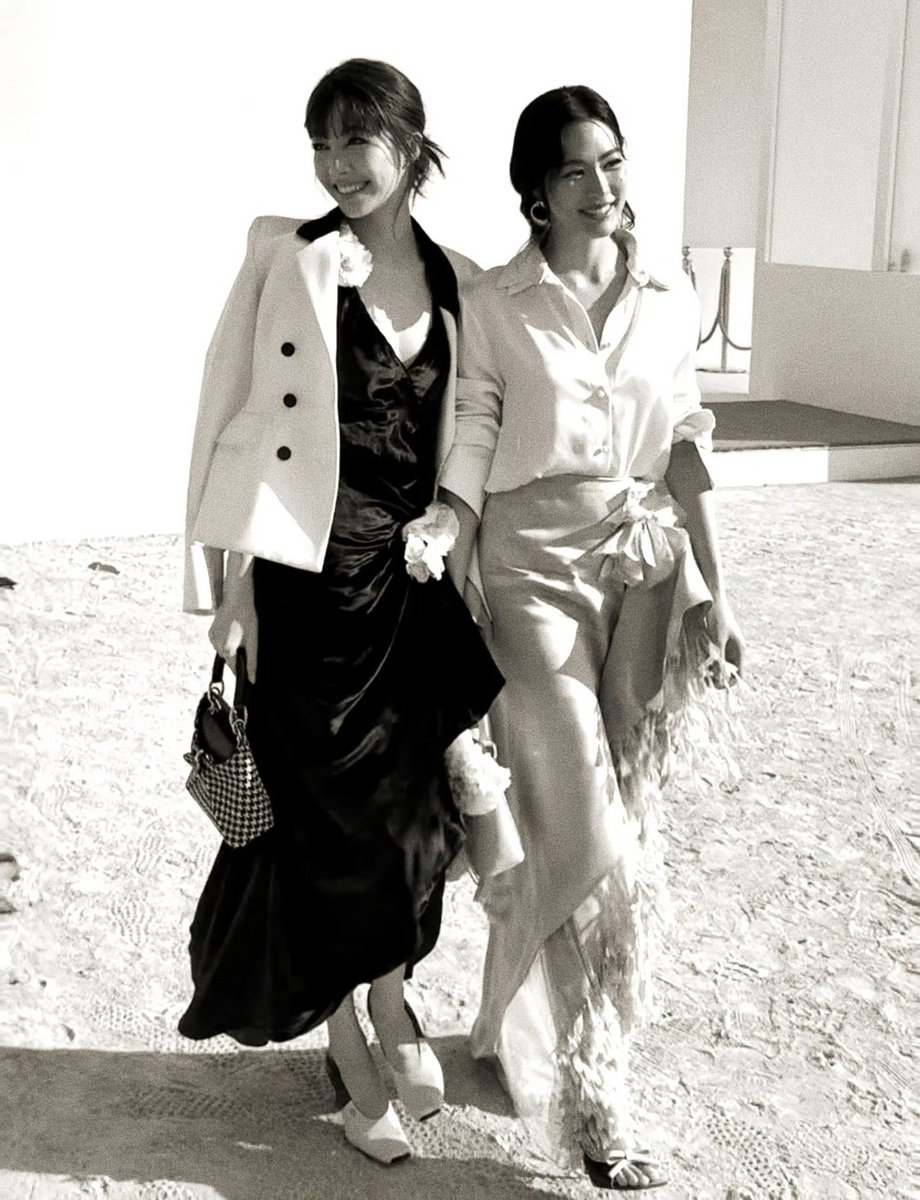 LingOrm_BH's tweet photo. จับมือไปด้วยกันนะคะ 
Together We Go Far 💜🤝🏼

LINGORM DIOR SUMMER27
#LingOrmDiorSummer27
#LinglingKwong #OrmKornnaphat
#LingOrm #Dior #DiorSummer27 #PFW https://t.co/IxCnyUdk9t