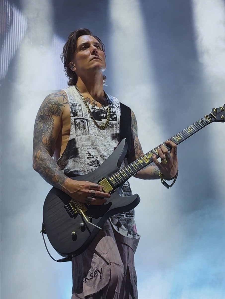 acervogates's tweet photo. O BEICINHO 🤤🤤
Novas fotos de Synyster Gates no show do Japão por ryota_drummer via instagram. https://t.co/N2aeDfDjjr