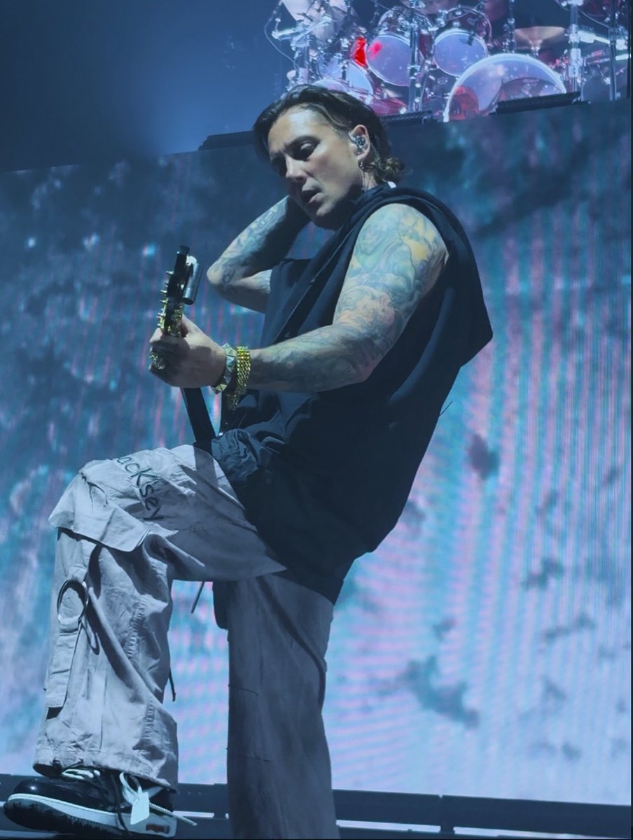 acervogates's tweet photo. O BEICINHO 🤤🤤
Novas fotos de Synyster Gates no show do Japão por ryota_drummer via instagram. https://t.co/N2aeDfDjjr