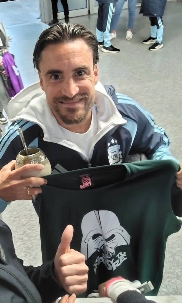 LauTaladro's tweet photo. Lo feliz que esta este tipo con esa remera. https://t.co/APcxjxbwdg