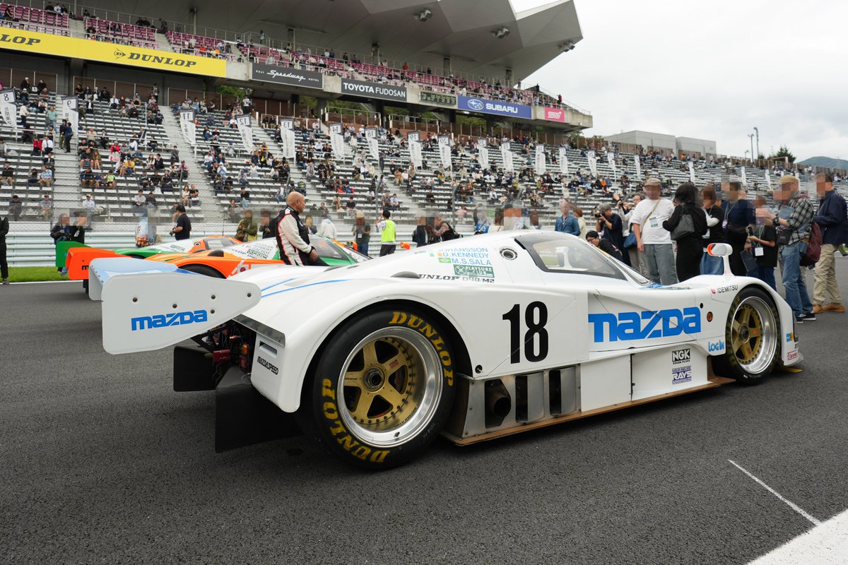 kaza_Emred's tweet photo. 787B-003のリアウィング翼端板の大きさや形状が違う、と聞いて見てみると、001、002とも違うし、更に001と002も形がそれぞれ違って三者三様になってるとは面白い。
001は国内戦仕様なのかな。 https://t.co/QdwMYFF6b8