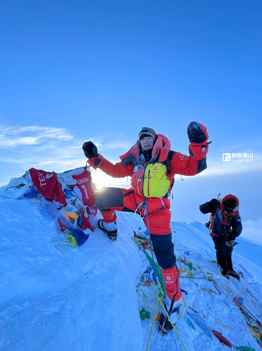 CourseVers61ee's tweet photo. The mountaineers need to wait, climb, guard their gear, and straighten their spines to reach the peak safely. https://t.co/BxtmoROvpa