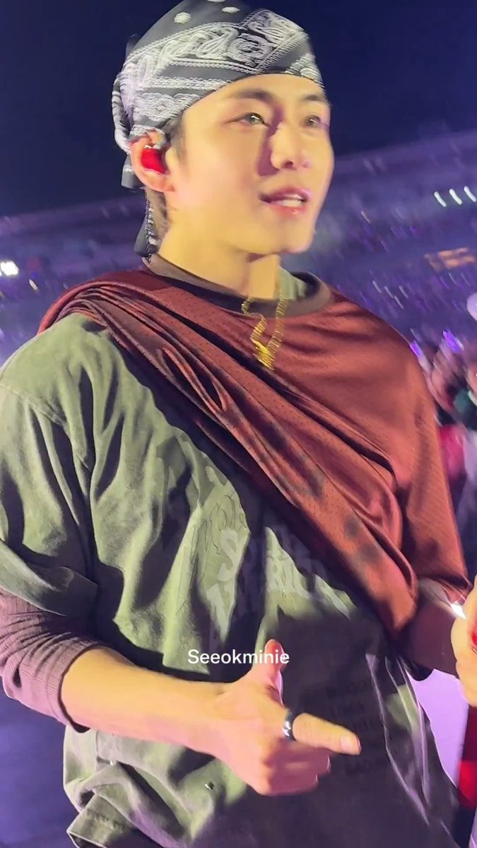 veya4thv's tweet photo. girl i would’ve fainted immediately if taehyung was that close to me 😭 https://t.co/5ibAam05Ue