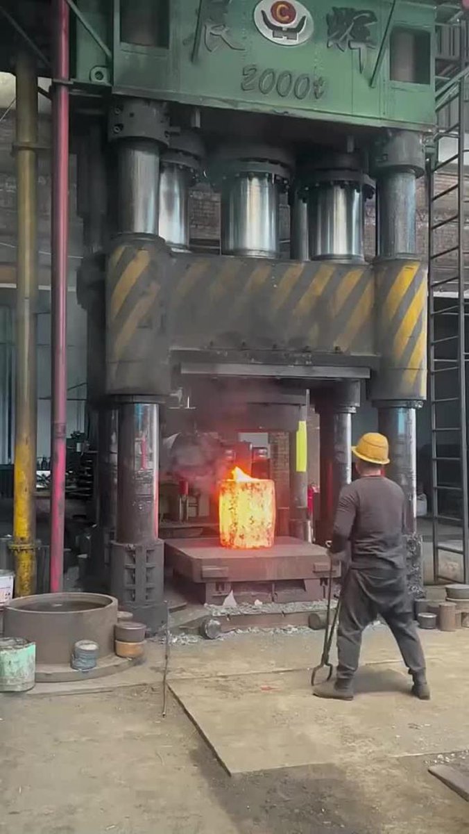 DeepTorchrh3w's tweet photo. In Tanggashiduan, every beat of the forging hammer crafts unique quality and warmth. https://t.co/NiyA7S3cKz
