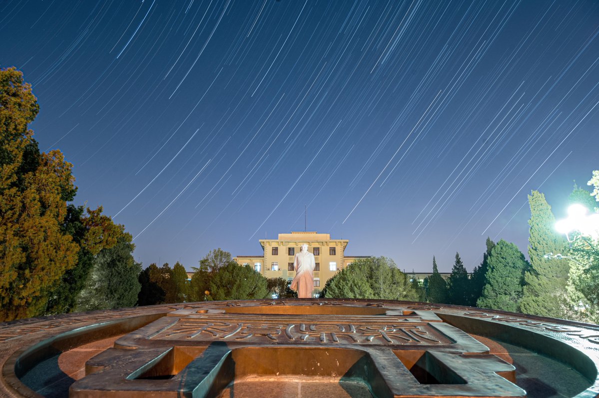 USTB1952's tweet photo. Leaves turning gold, birds chirping on the branches, campus lights flickering on at dusk, and star trails sweeping across the night sky.From daylight to starlight, every moment at USTB holds a scene worth freezing in time.
#USTB #CampusLife #AutumnOnCampus #StarryNight https://t.co/qQiY0yylx5