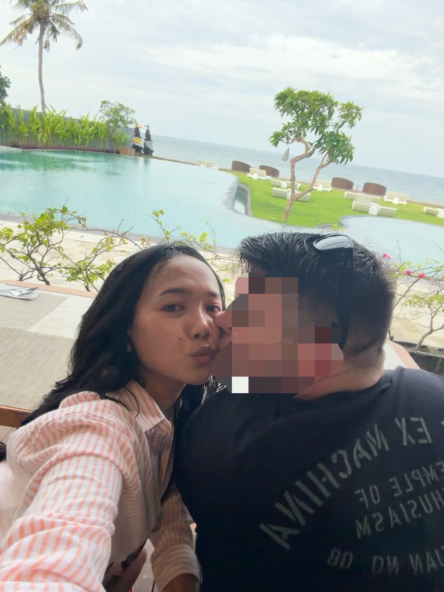 rantauanjauh's tweet photo. suami aku.

sebelum nikah, aku tuh minta mahar sama beliau, aku pengen 1969 mustang, tapi susah wkwkwk
jadi daily mustang itu sebenernya mahar ku, diluar cincin dan sebidang tanah hahaha
aku kira dengan permintaan ku yg gak masuk akal, dia akan nyerah dan gak ngebet pengen nikah, ternyata blio menyanggupi, yasudah akhirnya nikah😭😂🙏🏻

dari awal tinggal sama blio, sampe hari ini, aku gak pernah beli sabun, shampoo, skincare ku, bahkan biji kopi, snack literally semua kebutuhan aku dan rumah , karena blio selalu make sure itu semua udah ada back up stocknya sebelum habis🥹
menurut ku itu hal sepele, tapi dia sepeka itu, dari ujung rambut sampe kaki, bahkan dokter appointment ku aja yg ngatur dia🥹
sampe aku selalu bilang sama dia, jangan mati duluan, soalnya sejak sama kamu aku gaada pikiran/mikirin masalah apapun (hidup aku gak ada masalah semenjak sama blio, berantem aja gak pernah😭), kalo kamu mati duluan aku takut anxiety aku balik wkwkwkwk

bulan ini suami aku ultah, dan setiap blio ultah tuh aku selalu nangis, soalnya kita beda 7th, aku takut bgt dia makin tua dan meninggal duluan, aku tau semua orang bakal meninggal tapi kalo bisa jangan suami aku duluan😭 (doa aku tiap hari)