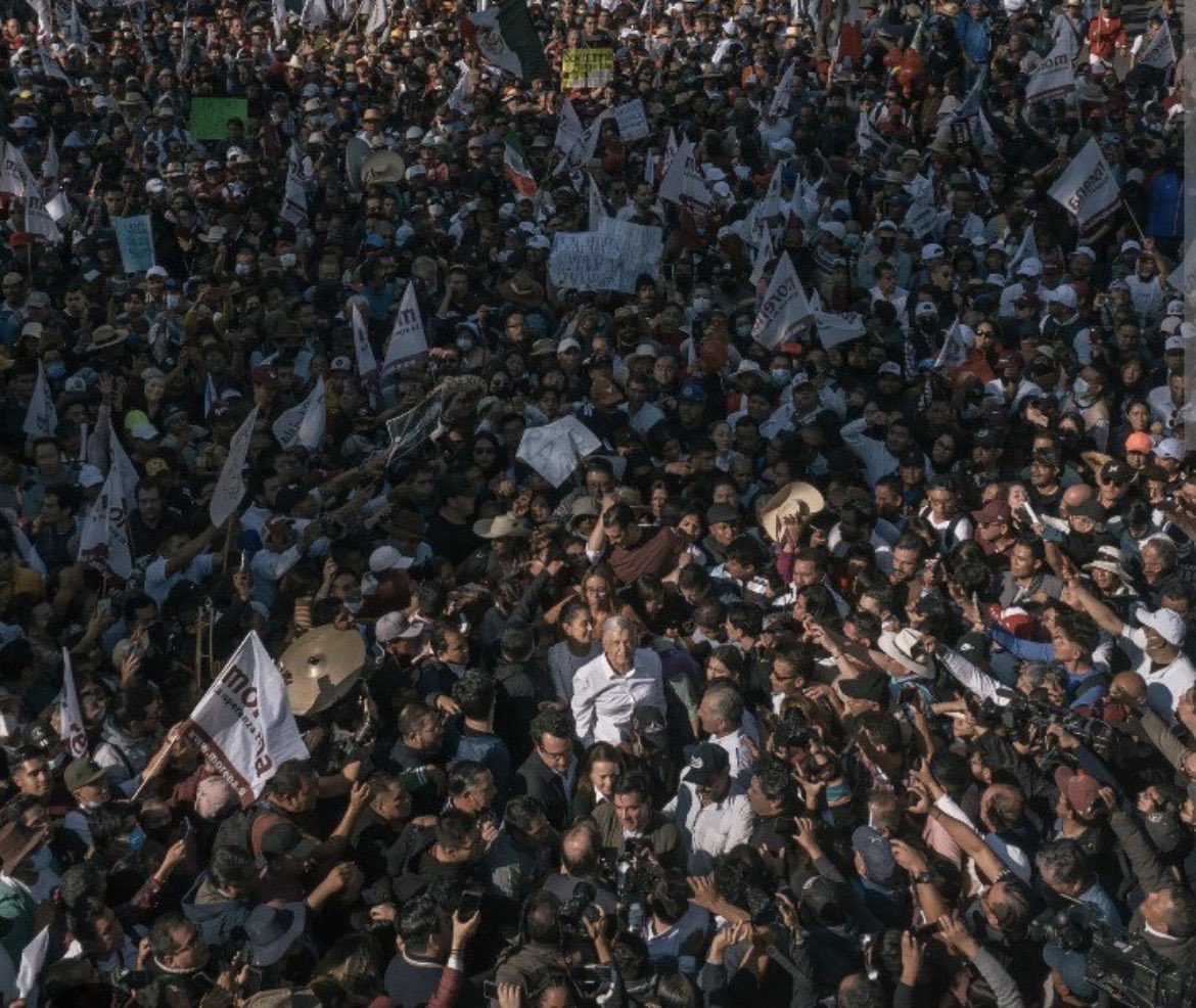 rulava23's tweet photo. @CiroGomezL @FelipeCalderon Ya me gustaría ver haciendo esto a FeCal…vamos Ciro, ¿nos quieres vender la idea de que Calderon es amado por la gente? Solo lo aman tú y tu pequeño club de periodistas “objetivos” y “apartidistas”. https://t.co/HvkWg7HfqA