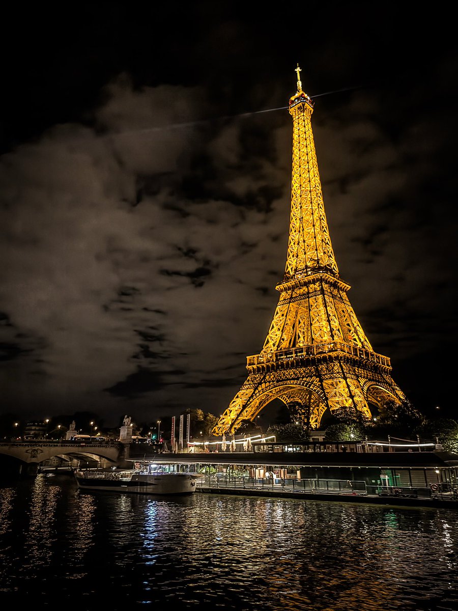 WildscapeWonder's tweet photo. Tour Eiffel Paris France 🇫🇷 https://t.co/adapW3itW0