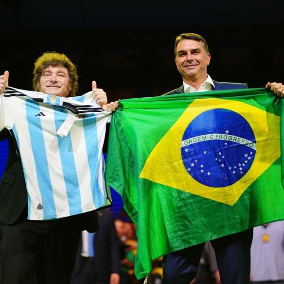NewsLiberdade's tweet photo. 🚨AGORA - Milei comemora resultado do primeiro turno das eleições presidenciais do Brasil https://t.co/p7asTTHBI4