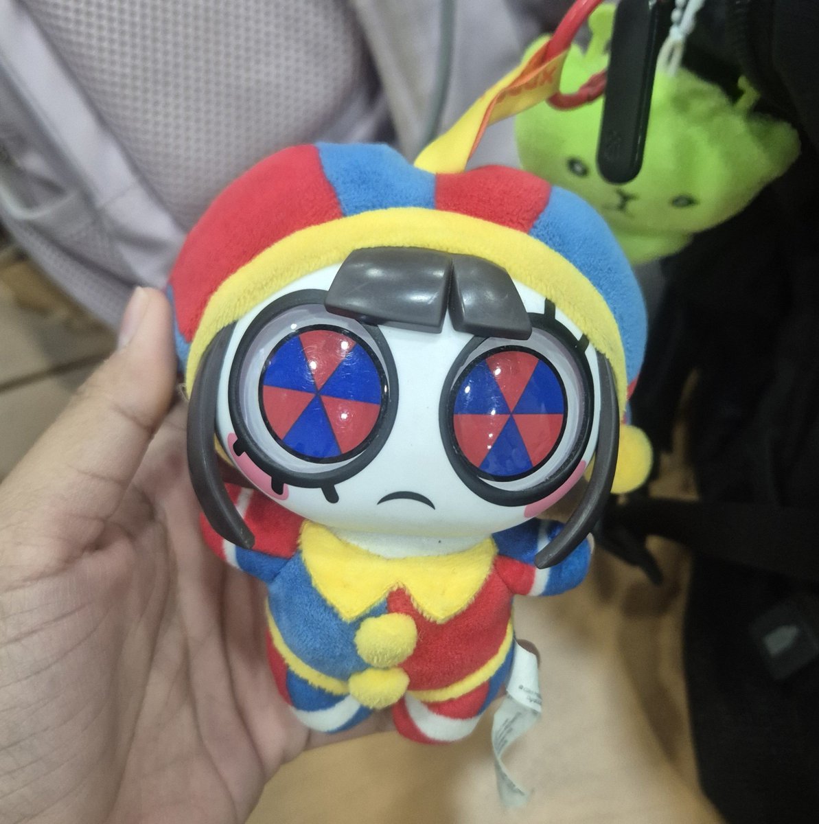 AikoIriska's tweet photo. El viernes conocí la envidia. Uno de mis alumnos de la facultad tenia una pomnibubu
Mientras le enseñaba la práctica no dejaba de verla de reojo 👀
#pomni #tadc #pomnibubu #digitalcircus #jax #Mpss https://t.co/1ywrOOIJVz