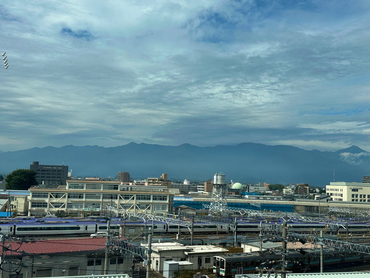 namisfcdiver's tweet photo. お部屋から常念と槍の穂先見えるお（＾ω＾ ≡ ＾ω＾）おっおっおっ🚃⛰️
#ダイヤル7番done https://t.co/0UFQdKqz4d