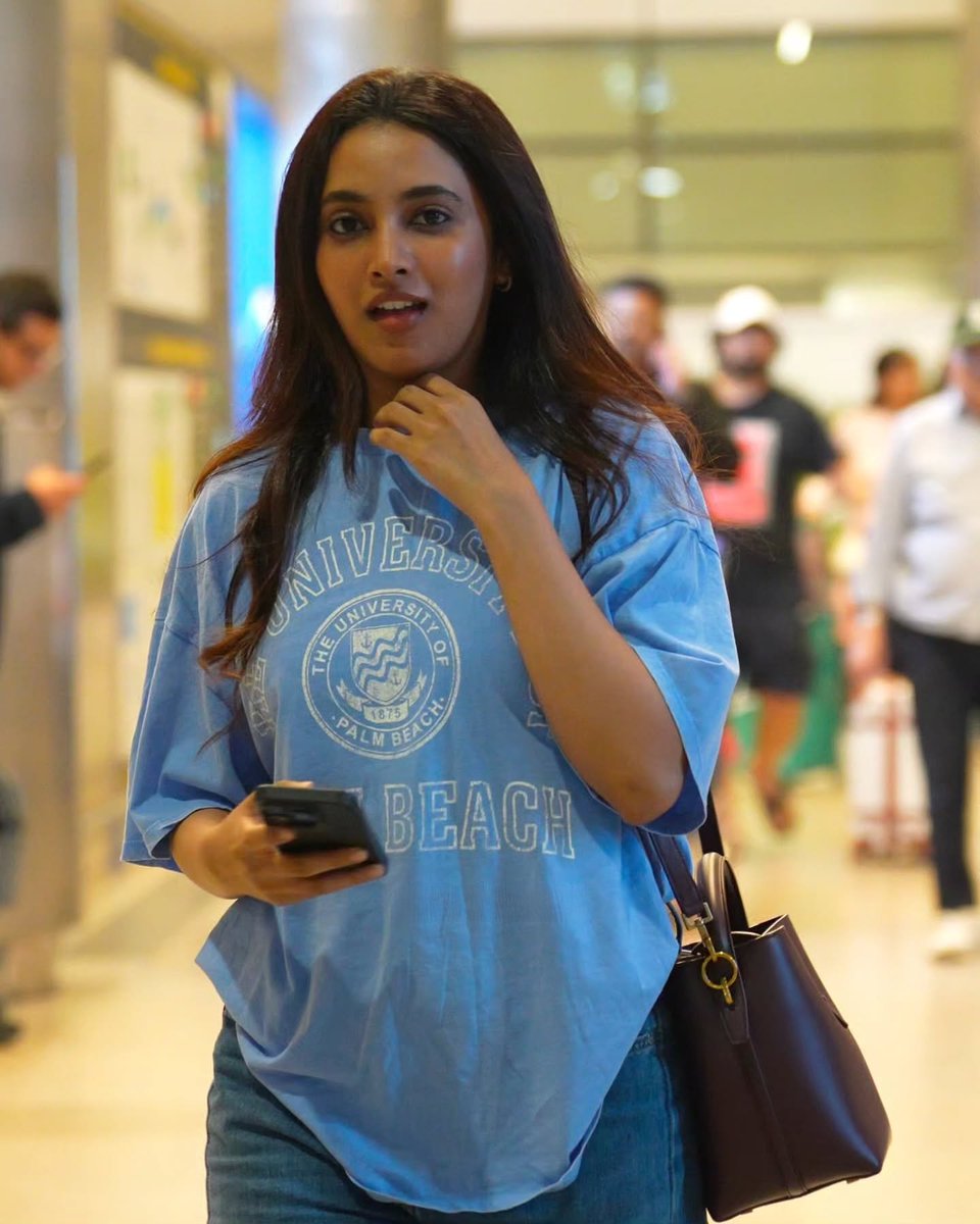 wvmediaa's tweet photo. Priyanka Mohan papped at Hyderabad Airport 💙

#Priyanka #PriyankaMohan https://t.co/IxBTPOKC9p
